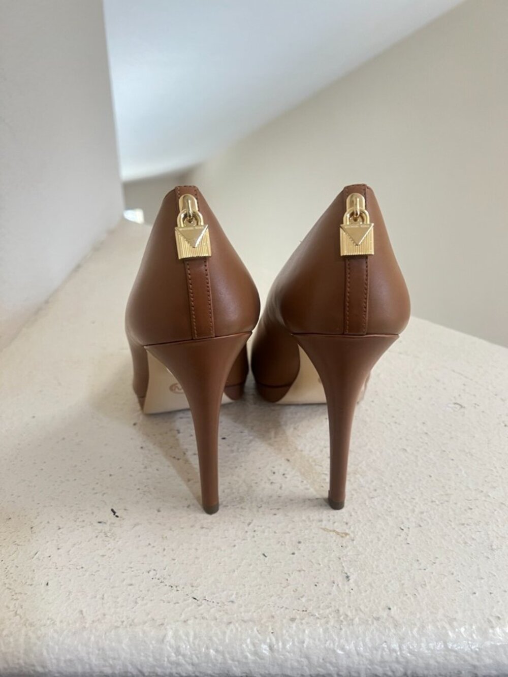 MICHAEL KORS ANTOINETTE PADLOCK MK LOGO ROUND TOE Brown Court Shoes PUMPS - Picture 4 of 8